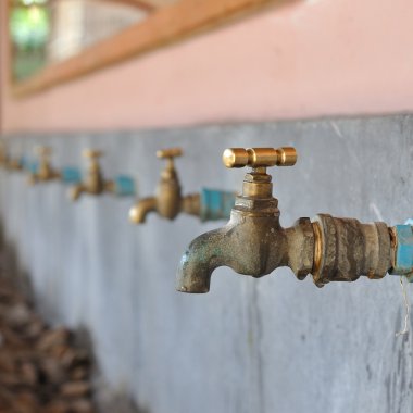 birçok fahişeleri musluk suyu