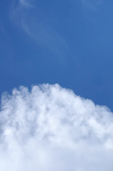 Nube y cielo azul — Foto de Stock