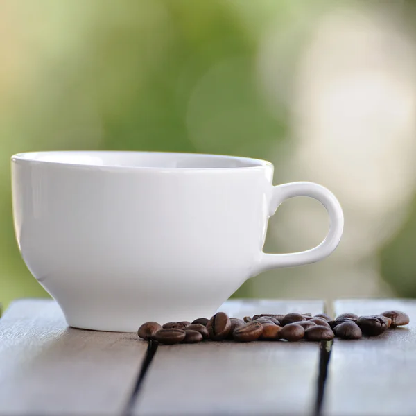Semillas de café con taza blanca —  Fotos de Stock