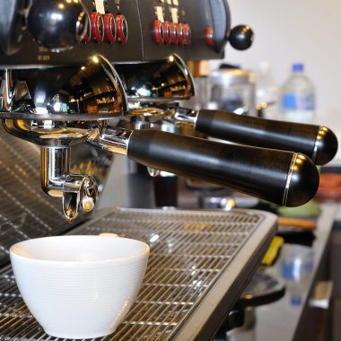 Taze kahve yapıyorum.