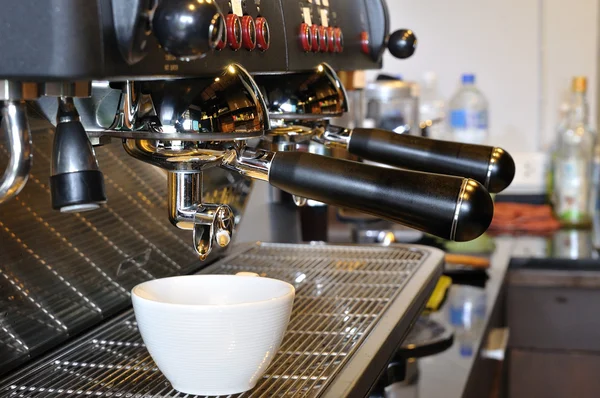 Herstellung von frischem Kaffee — Stockfoto