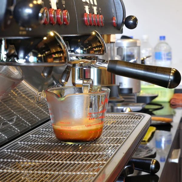 Приготування свіжої кави — стокове фото