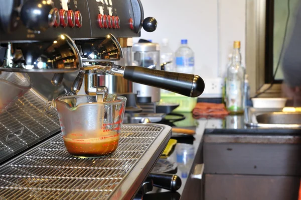 Making fresh coffee — Stock Photo, Image