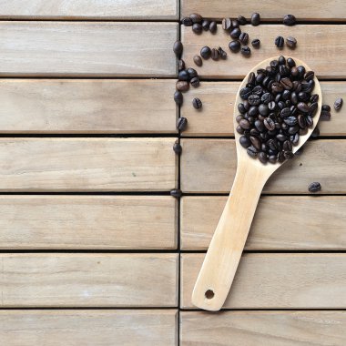 Tahta kaşıkta kahve çekirdekleri.