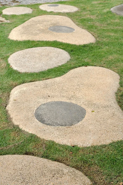 Steine auf Gras — Stockfoto