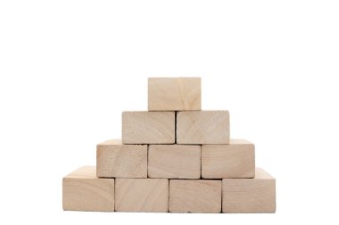 Piramit şeklinde ahşap bloklar