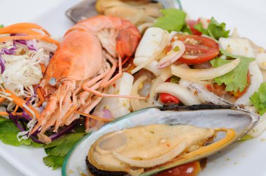 Baharatlı deniz ürünleri salatası karışık