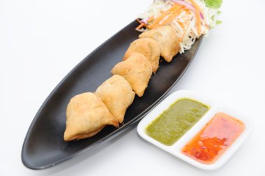 Pakoda siyah plaka üzerinde