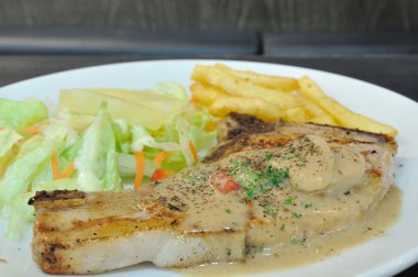 Pirzola karışımı salata ile