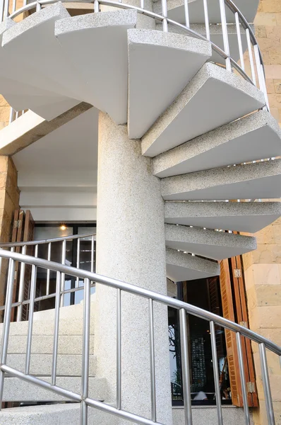 Escaliers à enrouleur blanc — Photo