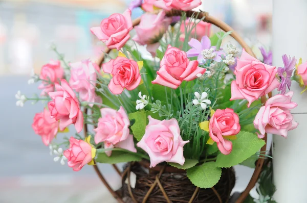 Vackra blommor i korg — Stockfoto