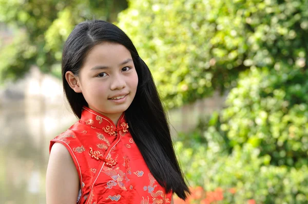 Жіночий підліток Азії носити червоний костюм позу для фотографією в саду — стокове фото