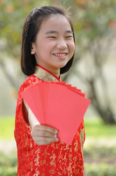 Asia adolescente mostra buste rosse che hanno soldi lì dentro — Foto Stock