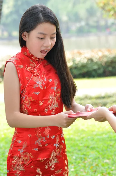 Asia sorpresa adolescente femminile e felice quando ricevono buste rosse — Foto Stock