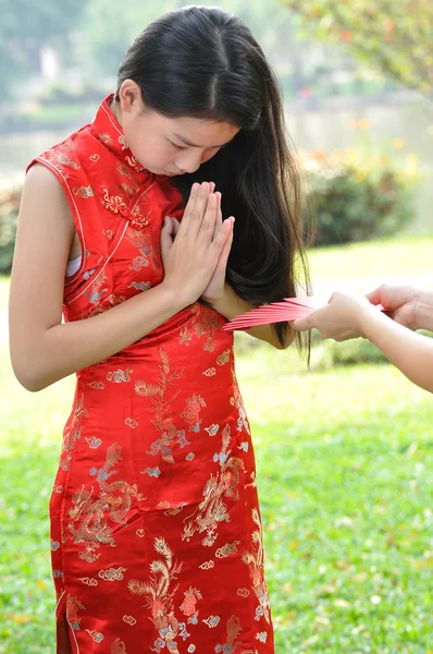 Asia adolescente femminile è accattonaggio quando ricevono buste rosse che h — Foto Stock