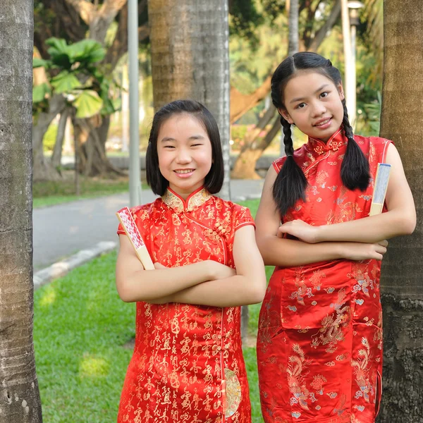 Asia adolescenti femminili indossano tuta rossa posa per scattare foto in garde — Foto Stock