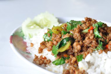Fried Basil Minced domuz eti ile karıştırın