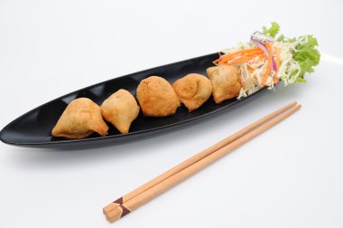 Pakoda siyah plaka üzerinde