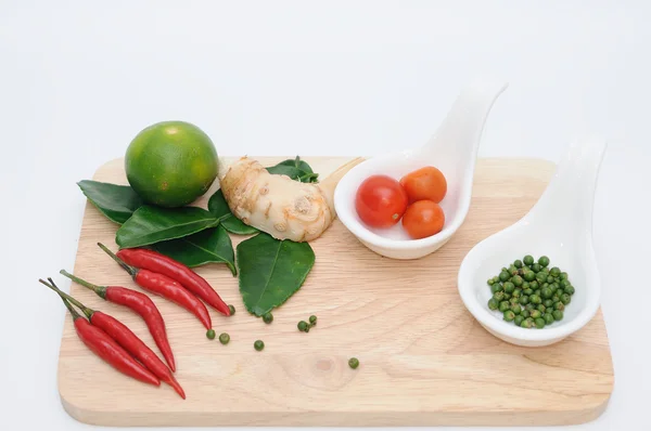 Kruiden op houten bord — Stockfoto