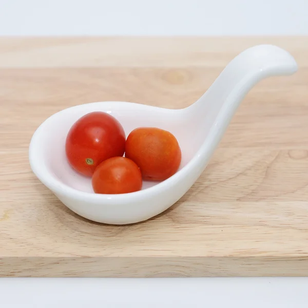 Tomate em bloco de corte . — Fotografia de Stock