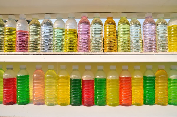 Agua de color en botellas de plástico — Foto de Stock