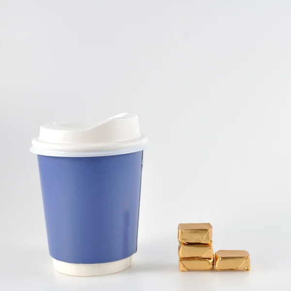 Pequenos doces com xícara de café — Fotografia de Stock