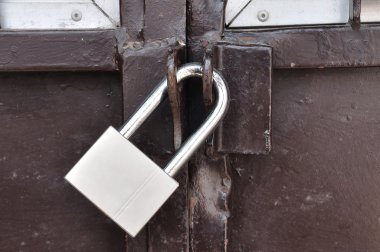 Asma kilit ile kahverengi çelik kapı