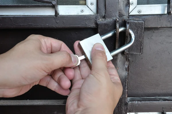 Man hand vergrendeling stalen deur — Stockfoto