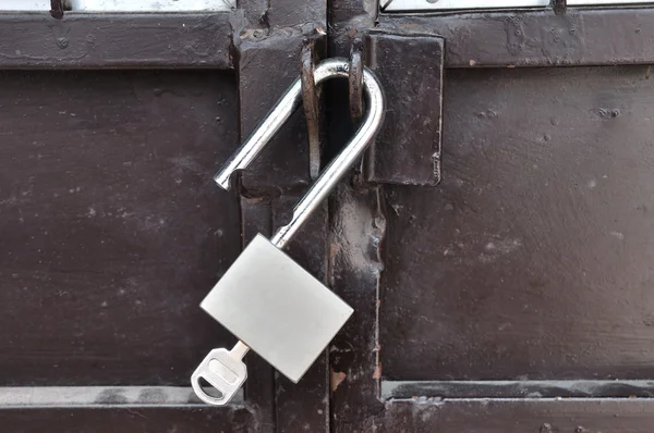 Stalen deur met hangslot — Stockfoto