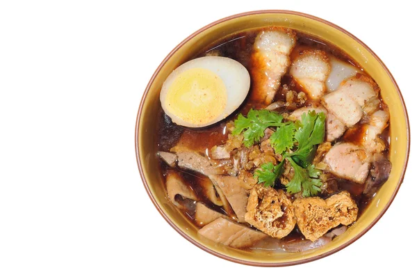 麺とカリカリ豚肉のスープ — ストック写真