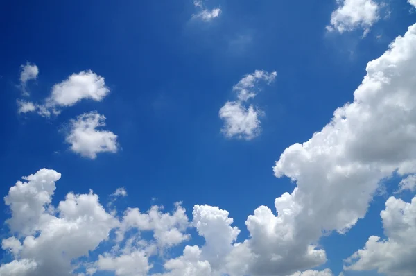 Cielo azul con nubes blancas —  Fotos de Stock