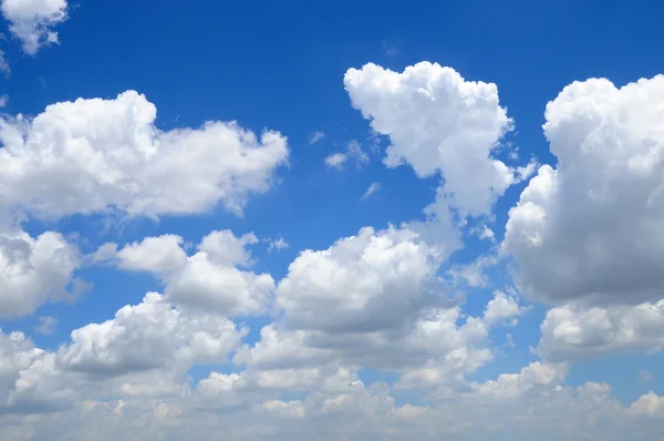 Cielo azul con nubes blancas —  Fotos de Stock