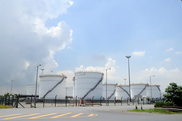 Weiße Treibstoffdepots und Tanks in Thailand. — Stockfoto