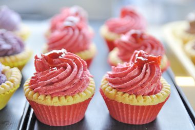 Siyah tepsisindeki gevrek tart