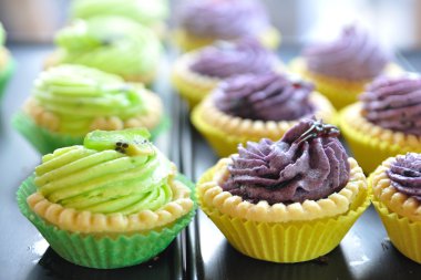 Siyah tepsisindeki gevrek tart