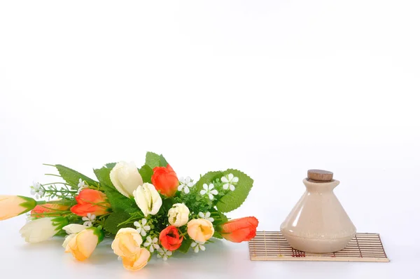 Квітковий горщик з невеликою пляшкою — стокове фото