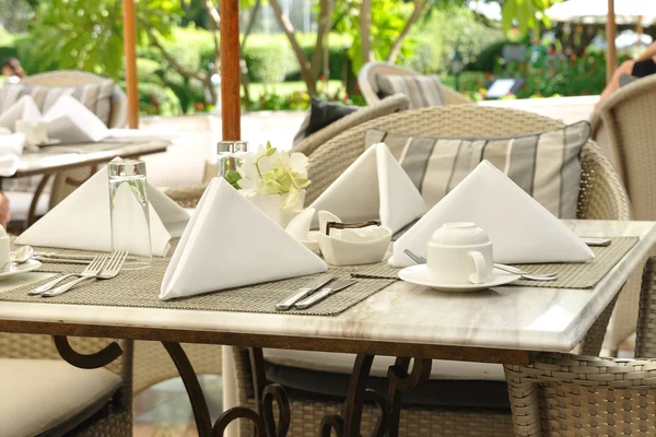 Kahvaltı tabloları ayarlama