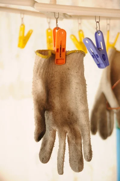 Висит грязные перчатки — стоковое фото