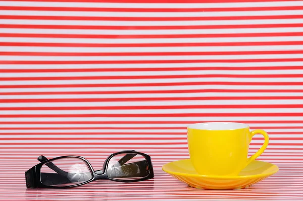 Gelbe Kaffeetasse mit Gläsern — Stockfoto