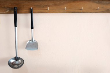 asılı kepçe ve spatula