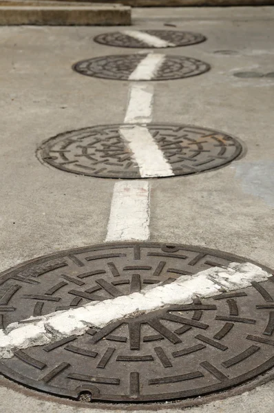 Manholes couvre sur la rue — Photo
