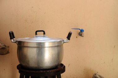 Eski alüminyum potu gaz sobası