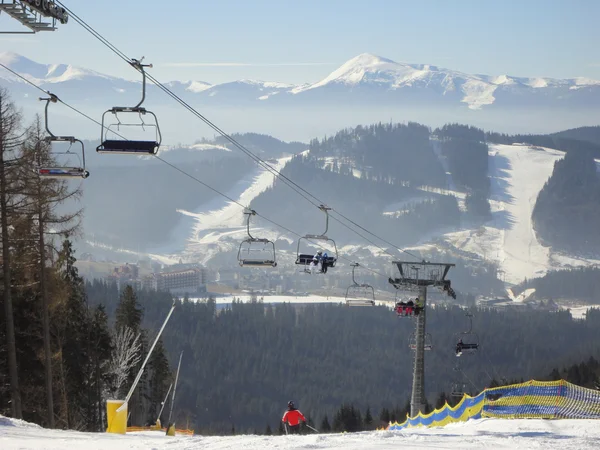 Skigebiet mit wunderschönem Bergblick — Stockfoto