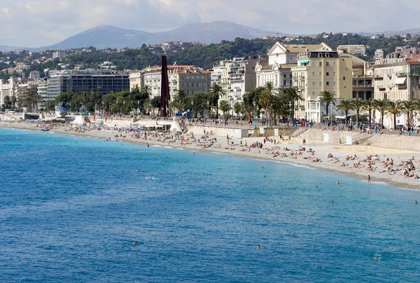 Personas tomando el sol en la Costa Azul en Niza, Francia en septiembre de 2015 — Foto de Stock