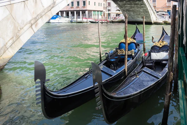 Gôndolas de perto nos canais de Veneza, Itália — Fotografia de Stock