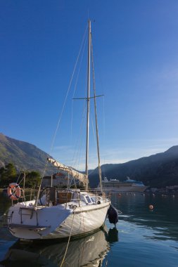 küçük beyaz Yat Limanı Kotor, Karadağ. Cruise gemi içinde belgili tanımlık geçmiş