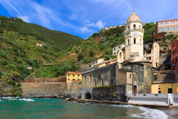 Vernazza, italian village, waterfront church and vineyard on hills — Stock Photo, Image