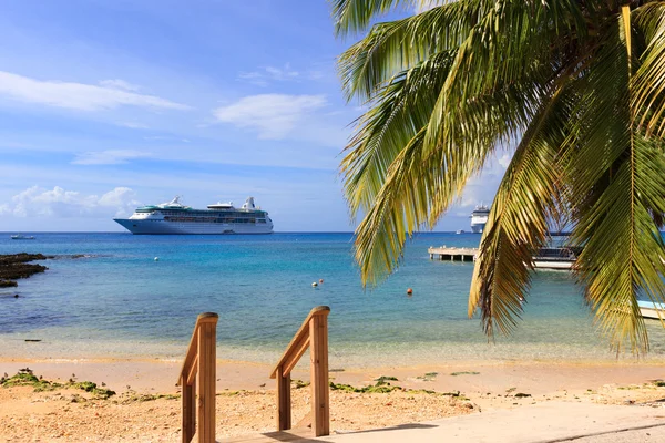 Mar das Caraíbas, Grand Cayman, navio de cruzeiro em segundo plano — Fotografia de Stock