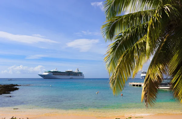 Caribbean sea, cruise ship on the background — Stock Photo, Image