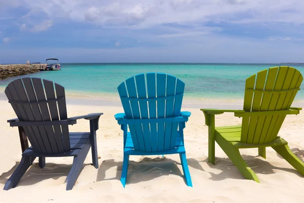 Coloridas sillas de playa en la costa caribeña —  Fotos de Stock